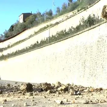 Frana invade e blocca una strada a Cosenza