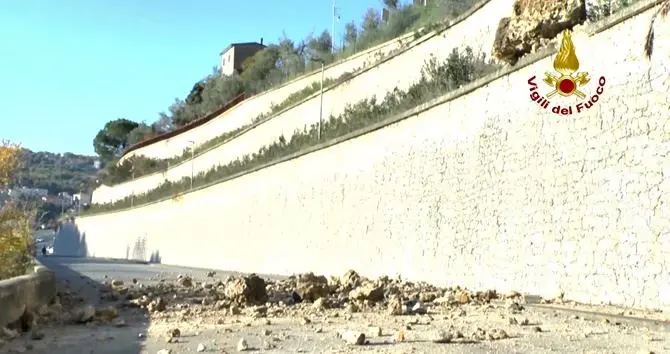 Frana invade e blocca una strada a Cosenza