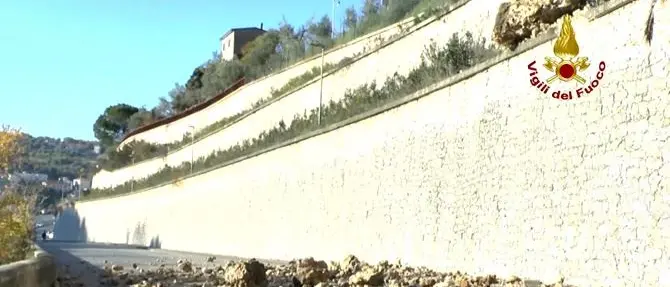 Frana invade e blocca una strada a Cosenza