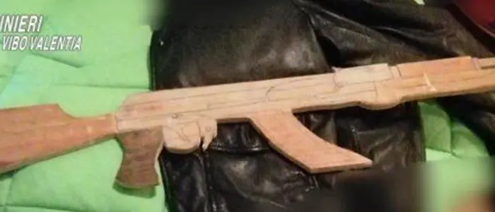 Regala al nipotino un kalashnikov di legno. Gratteri: «Bimbi destinati a diventare mafiosi»