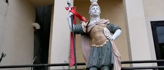 Guardavalle e il caso della statua donata dalla cosca, il sindaco: «Se la tolgo mi sparano»