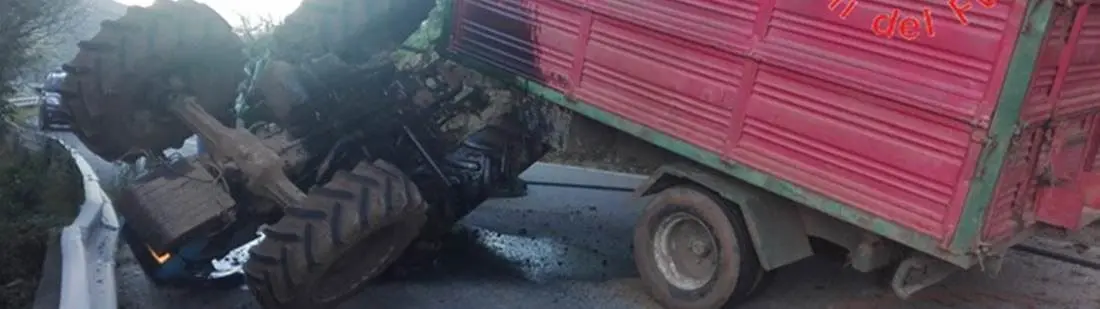 Incidente a San Pietro a Maida, mezzo agricolo si ribalta: muore un 24enne