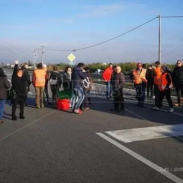 Protesta sulla statale 106, i cittadini: «Ripartano i lavori sul fiume Crati»