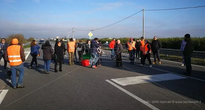 Protesta sulla statale 106, i cittadini: «Ripartano i lavori sul fiume Crati»