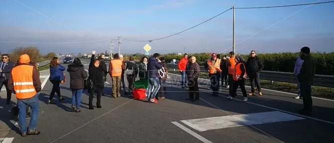 Protesta sulla statale 106, i cittadini: «Ripartano i lavori sul fiume Crati»
