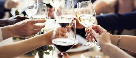 Il pranzo di Natale del Comune finisce male: decine di intossicati e un morto