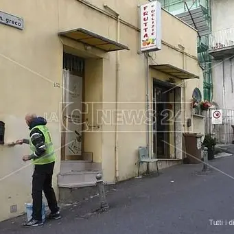 I cacciatori di graffiti, così a Catanzaro si riconquistano spazi di civiltà