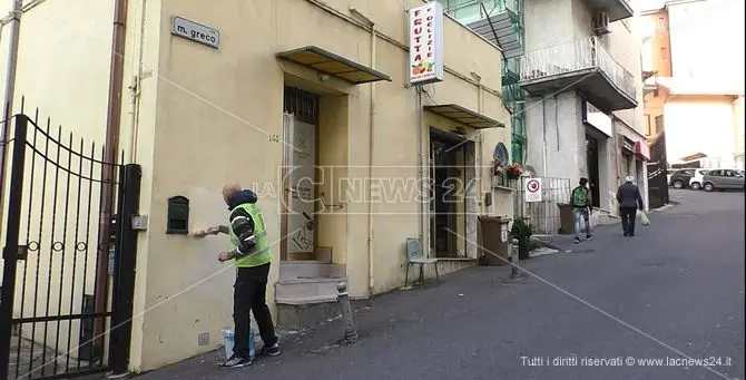 I cacciatori di graffiti, così a Catanzaro si riconquistano spazi di civiltà