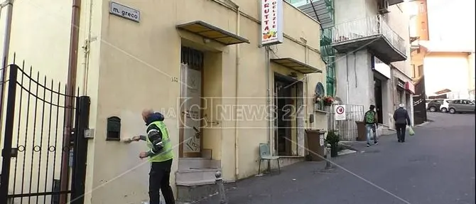 I cacciatori di graffiti, così a Catanzaro si riconquistano spazi di civiltà
