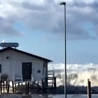 Le mareggiate spazzano il litorale di Lamezia. I residenti: «Ci sentiamo abbandonati»