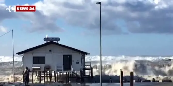 Le mareggiate spazzano il litorale di Lamezia. I residenti: «Ci sentiamo abbandonati»