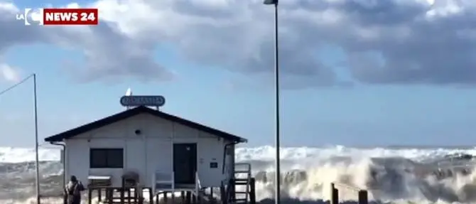 Le mareggiate spazzano il litorale di Lamezia. I residenti: «Ci sentiamo abbandonati»
