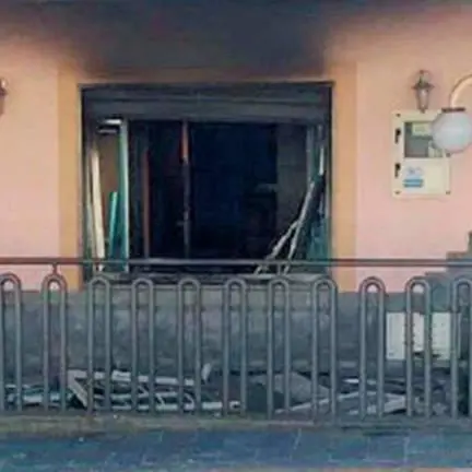 Pizzeria in fiamme nel Vibonese: locale distrutto a San Calogero