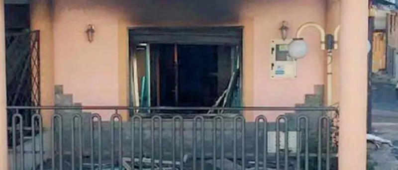 Pizzeria in fiamme nel Vibonese: locale distrutto a San Calogero