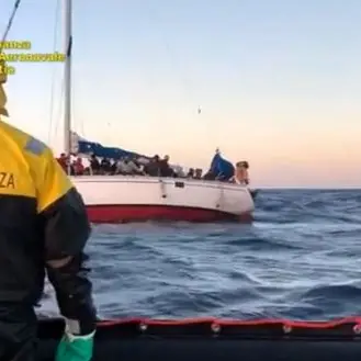 Fermati i tre presunti scafisti dei 55 migranti sbarcati a Corigliano