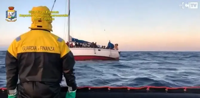 Fermati i tre presunti scafisti dei 55 migranti sbarcati a Corigliano