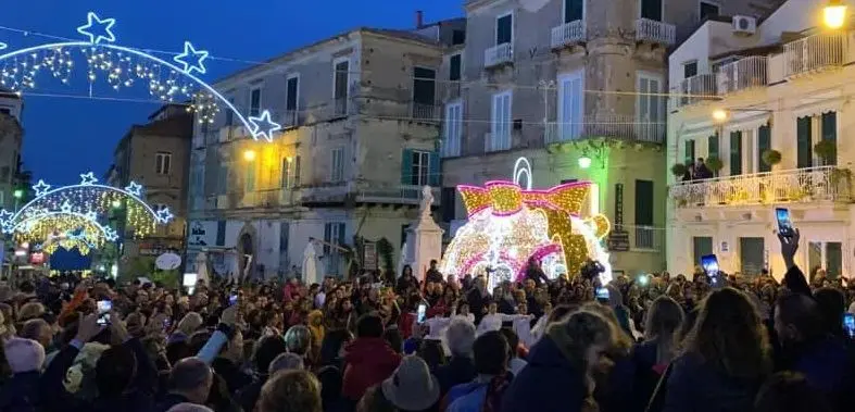 Natale a Tropea, sabato la notte bianca: tutti pazzi per lo shopping