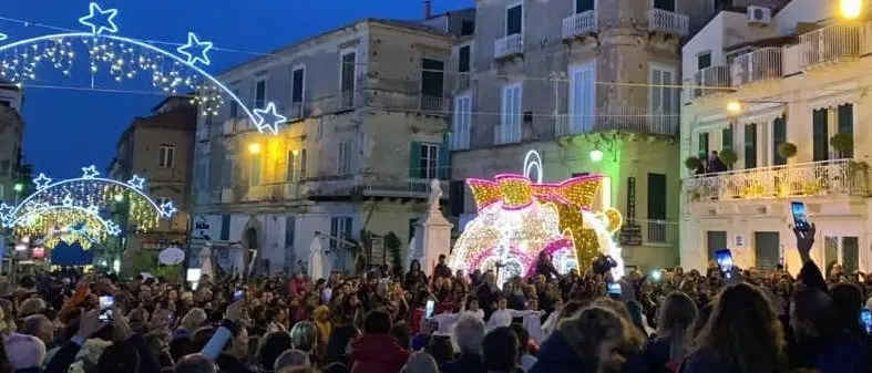 Natale a Tropea, sabato la notte bianca: tutti pazzi per lo shopping