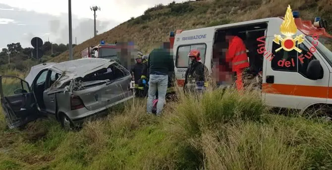 Incidente a Catanzaro, madre e figli finiscono con l'auto in una scarpata