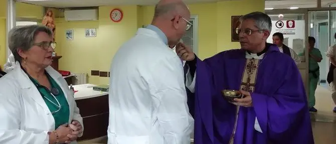 La carezza del vescovo Schillaci ai malati dell'Oncologia di Lamezia