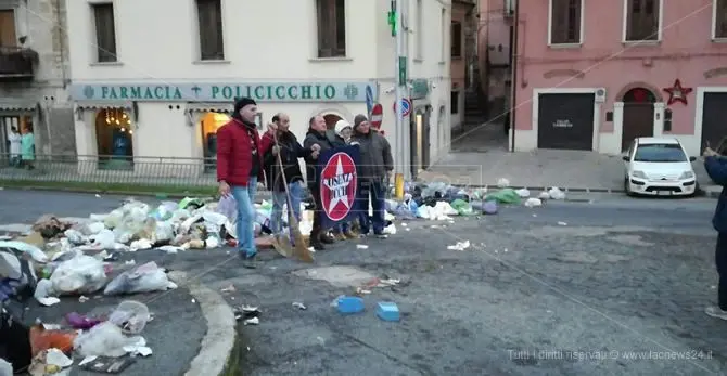 Rovesciano la spazzatura a terra e bloccano la strada, proteste a Cosenza