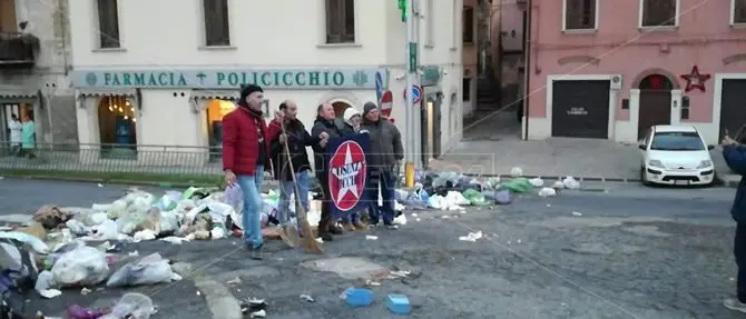 Rovesciano la spazzatura a terra e bloccano la strada, proteste a Cosenza