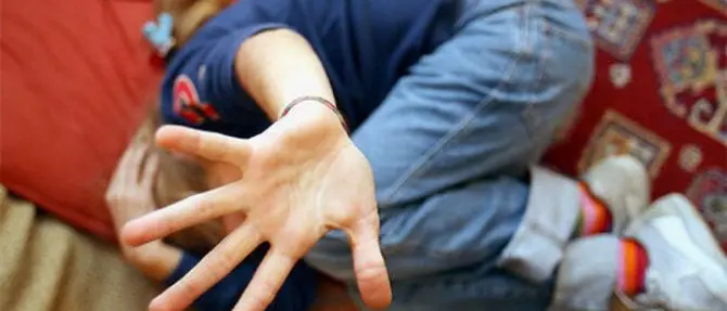 Bimbo di 9 anni tenta di buttarsi dalla finestra della scuola: salvato dai maestri