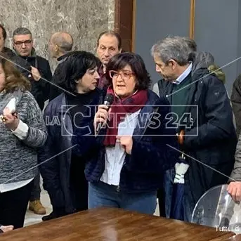 Cosenza, il Comune si sgretola tra dipendenti senza stipendio e crisi politica