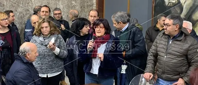 Cosenza, il Comune si sgretola tra dipendenti senza stipendio e crisi politica