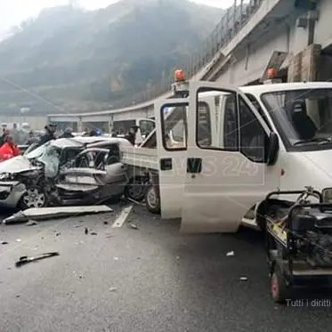 Incidente auto-furgone tra Rogliano e Cosenza, coinvolti alcuni operai: un morto