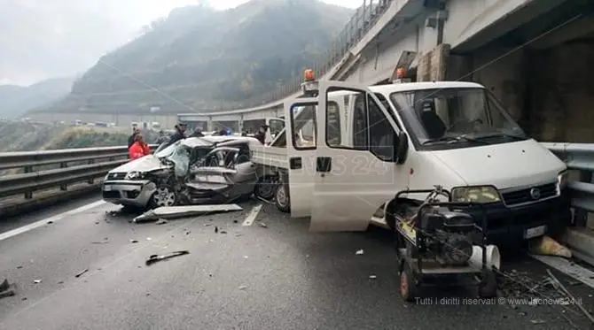 Incidente auto-furgone tra Rogliano e Cosenza, coinvolti alcuni operai: un morto