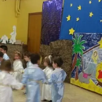 Rubano attrezzature per recita di Natale dei bimbi, carabinieri le ricomprano