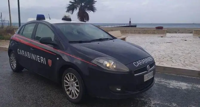 Tenta il suicidio in mare, i carabinieri salvano una donna a Gioia Tauro