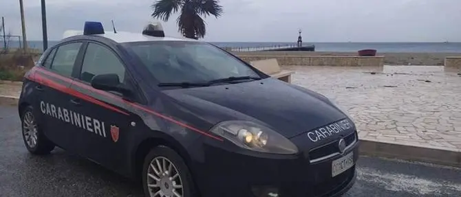 Tenta il suicidio in mare, i carabinieri salvano una donna a Gioia Tauro