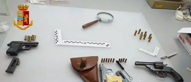 Cosenza, armi e munizioni rinvenute nelle cassette del telefono