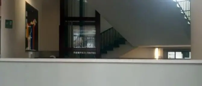 Bimbo precipitato dalle scale a Milano: indagate la bidella e due maestre