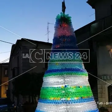 Ad Aiello Calabro l'albero di Natale realizzato con 4mila bottiglie di plastica