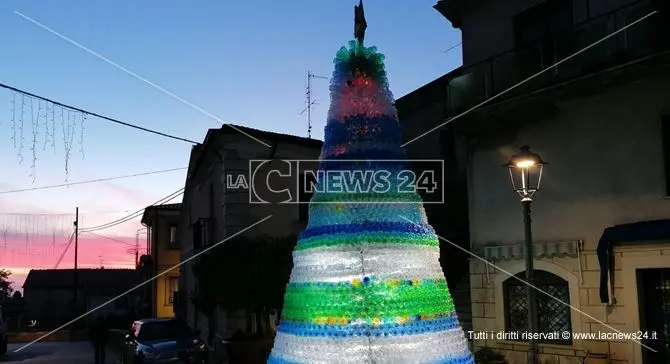 Ad Aiello Calabro l'albero di Natale realizzato con 4mila bottiglie di plastica