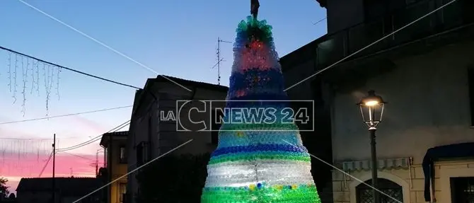 Ad Aiello Calabro l'albero di Natale realizzato con 4mila bottiglie di plastica
