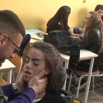 Una sorpresa per Marica, ad aspettarla a scuola c'è Angelo Famao: il video