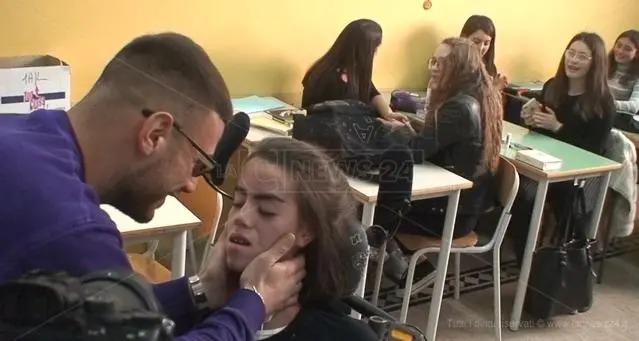 Una sorpresa per Marica, ad aspettarla a scuola c'è Angelo Famao: il video