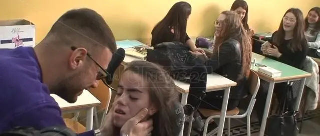 Una sorpresa per Marica, ad aspettarla a scuola c'è Angelo Famao: il video