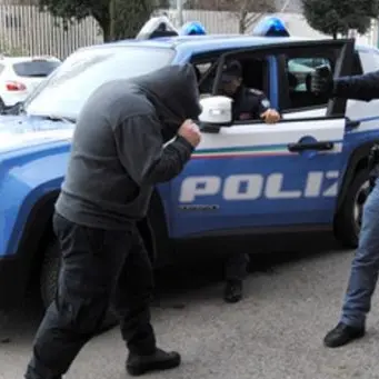 Blocca il traffico con l’auto in doppia fila e aggredisce gli agenti: arrestato