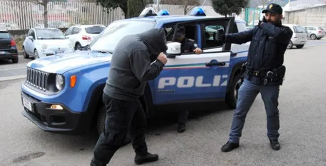 Blocca il traffico con l’auto in doppia fila e aggredisce gli agenti: arrestato