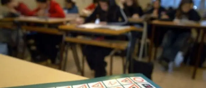 Bara all’esame di guida con auricolari nascosti, beccato da dispositivo spia