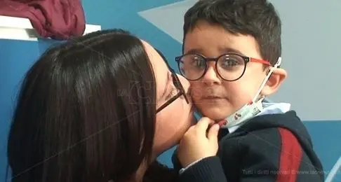 Affrontare la malattia col sorriso, la forza del piccolo Antonio e della sua mamma