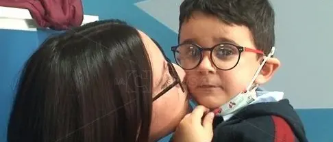 Affrontare la malattia col sorriso, la forza del piccolo Antonio e della sua mamma
