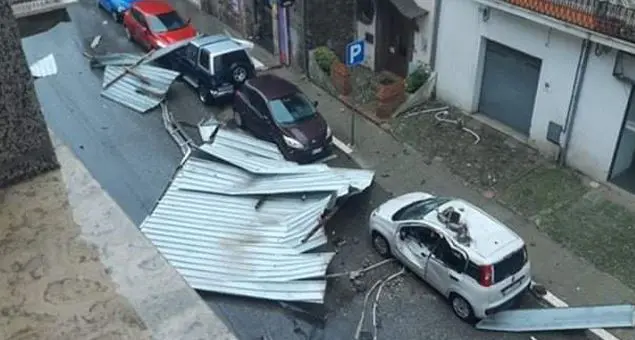 Infuria il maltempo in Calabria, danni per il forte vento nel Cosentino