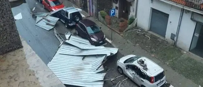 Infuria il maltempo in Calabria, danni per il forte vento nel Cosentino