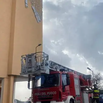 Maltempo, Catanzaro sferzata dal vento. Chiuso il Presepe di sabbia